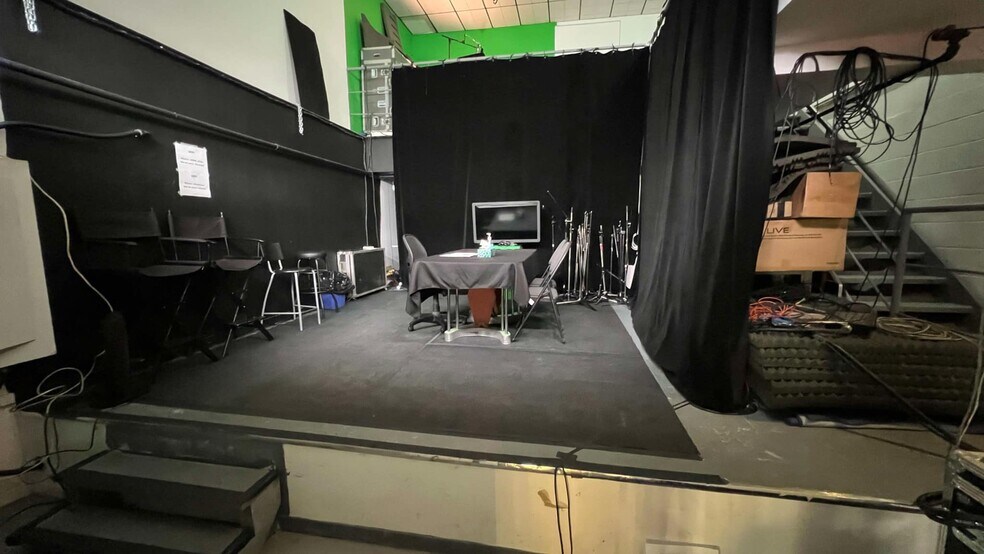 More Photos Of 2251 Av Papineau, Montréal Light Distribution For Lease