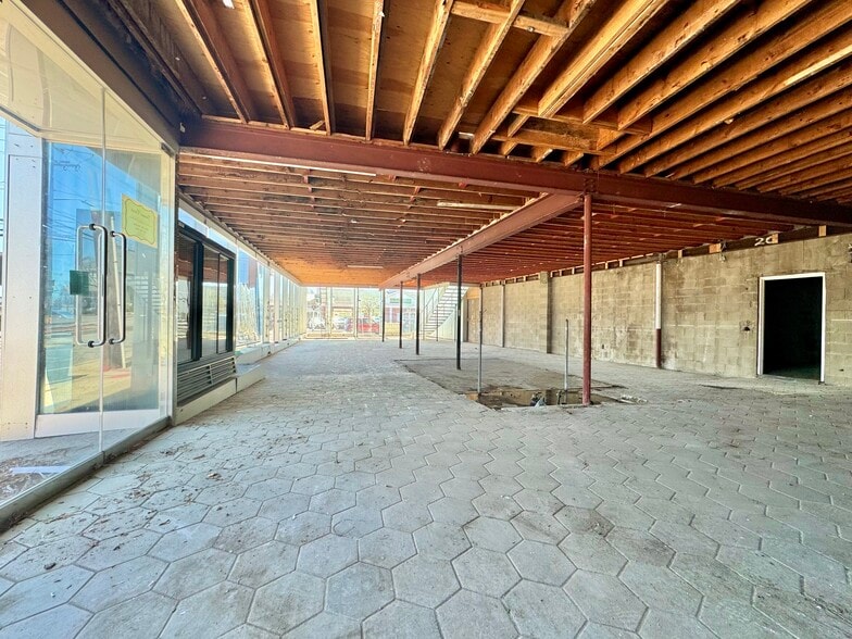More Photos Of 115 E Main St, Smithtown Storefront For Lease