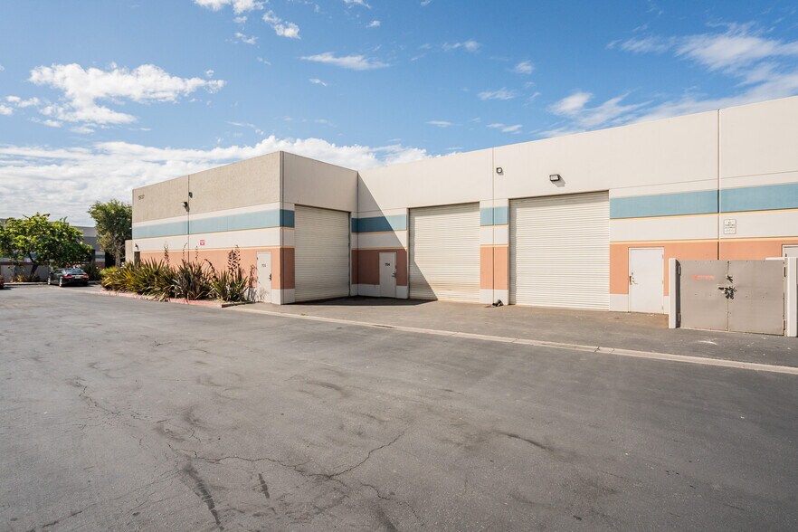 More Photos Of 1937 Goodyear Ave, Ventura Warehouse For Lease