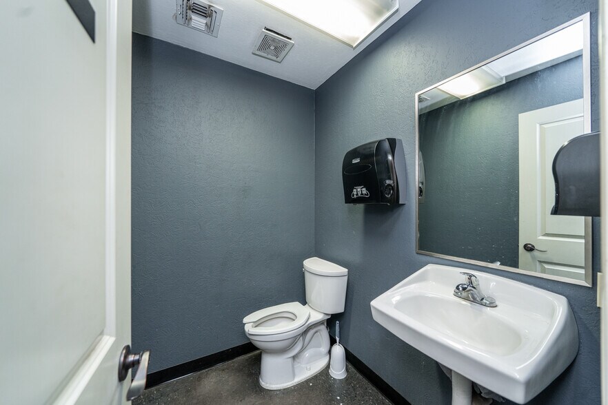 More Photos Of 2103 E SH 31, Kilgore Warehouse For Lease