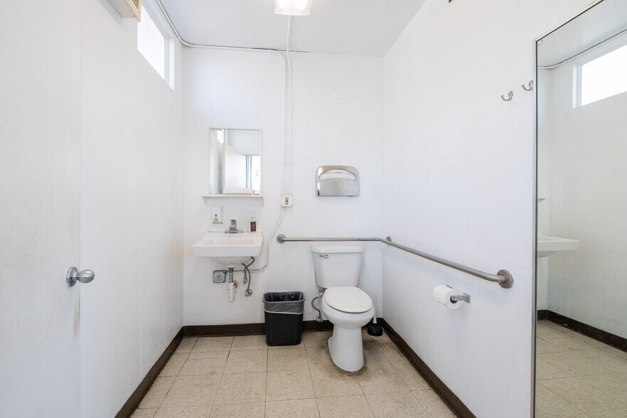 More Photos Of 2730 Meridian St, Bellingham Service Station For Sale
