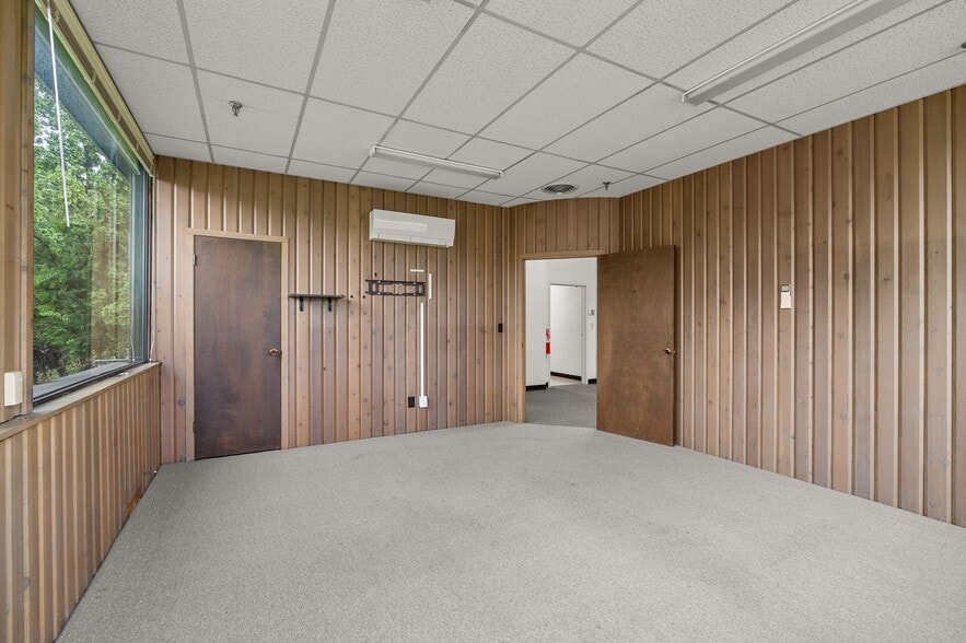 More Photos Of 1075 National Pky, Mansfield Office For Sale