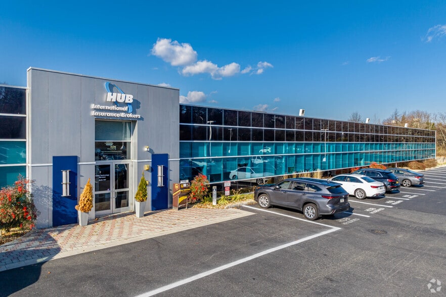 More Photos Of 100 Sunnyside Blvd, Woodbury Office For Lease