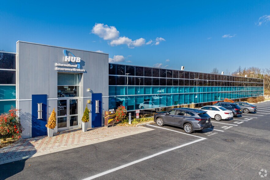 More Photos Of 100 Sunnyside Blvd, Woodbury Office For Lease