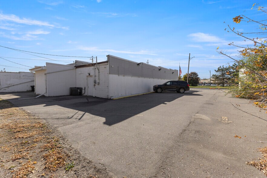 More Photos Of 25420 Grand River ave, Redford Twp Service Station For Lease