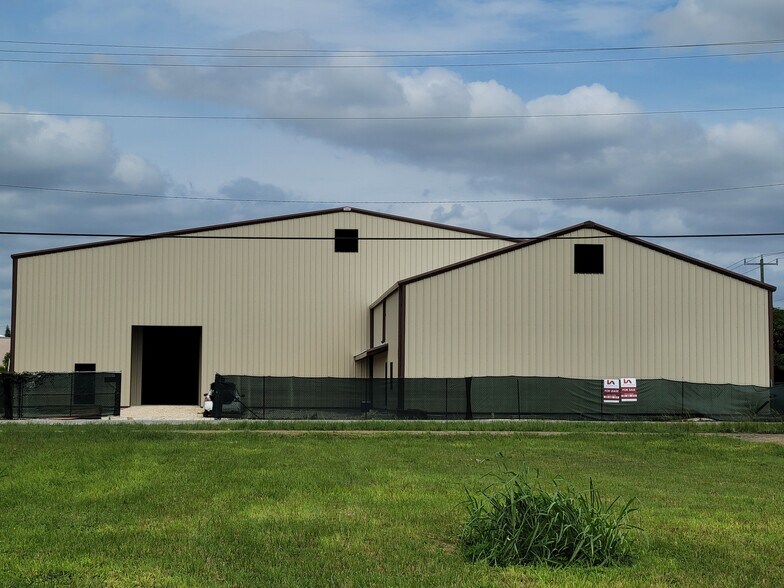 More Photos Of 146 2nd St, Homestead Warehouse For Lease