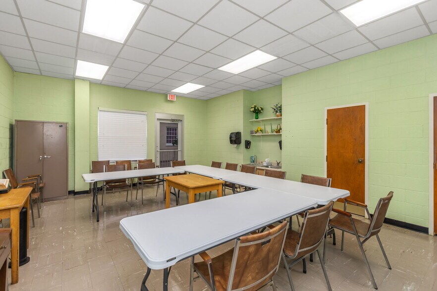 More Photos Of 411 Turner St, Clearwater Religious Facility For Lease