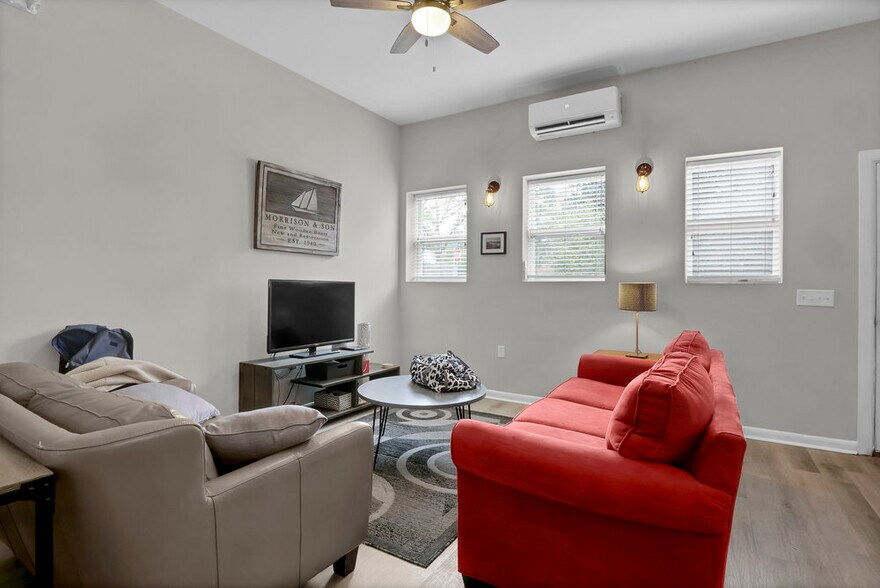 More Photos Of 2020 Princess Place Dr, Wilmington Freestanding For Sale