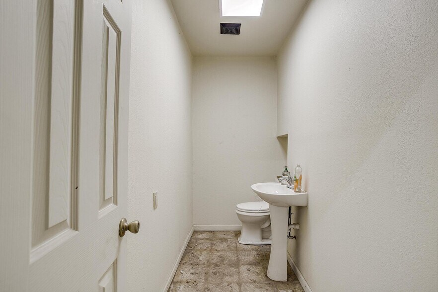 More Photos Of 4140 Mansfield Hwy, Forest Hill Warehouse For Sale