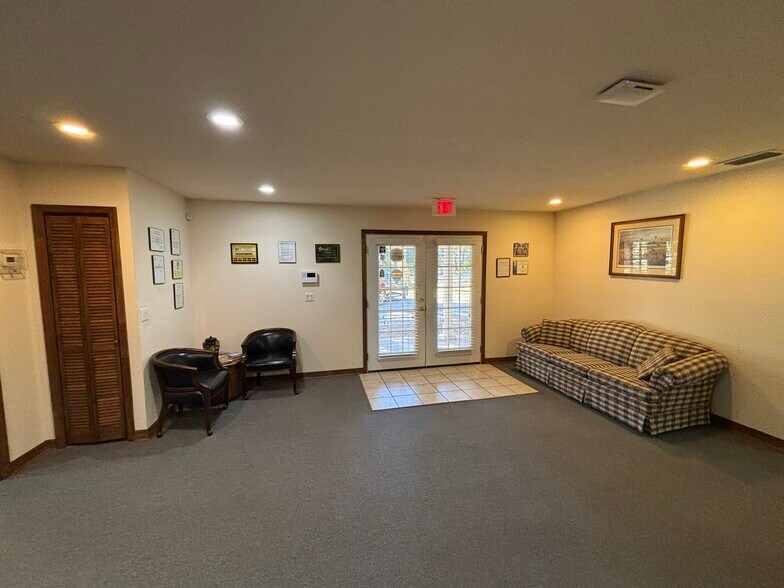 More Photos Of 4040 Waring Rd, Lakeland Office For Sale