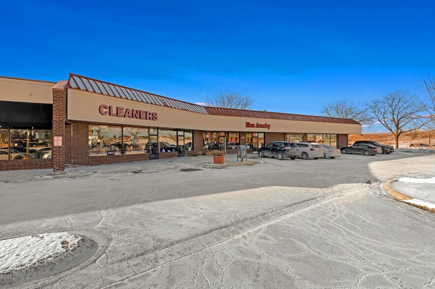 More Photos Of 4204-4244 N Arlington Heights Rd, Arlington Heights General Retail For Sale