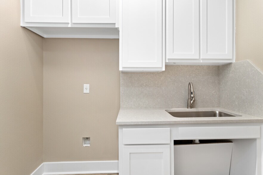 More Photos Of 1750 Cardinal dr, Beaumont Flex For Sale
