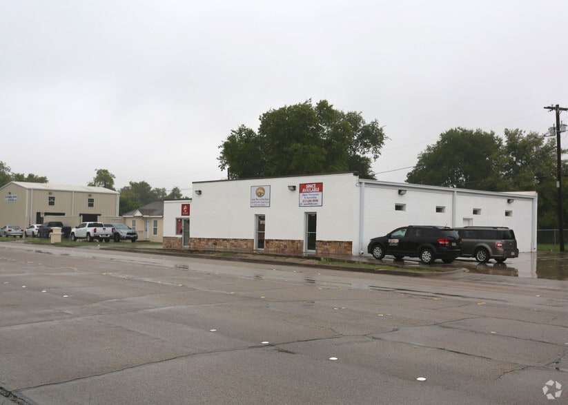 More Photos Of 347-349 N Cherry Ln, Fort Worth General Retail For Sale