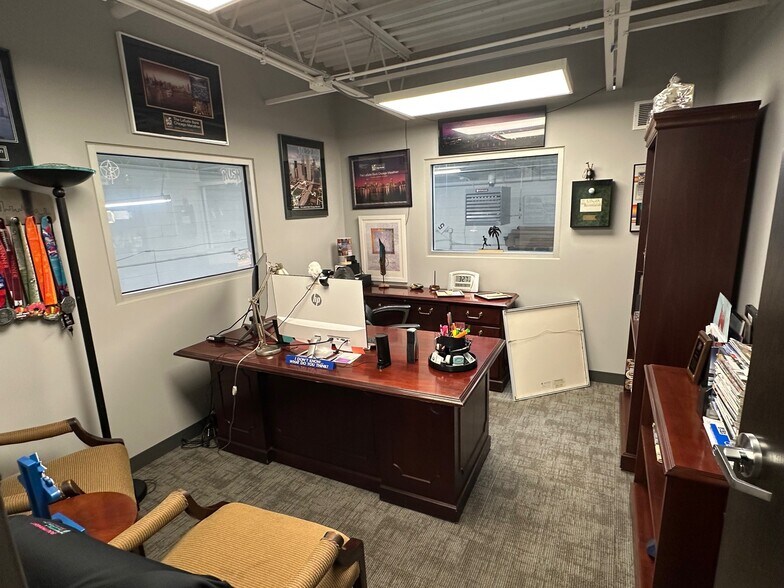 More Photos Of 7615 W 100th Pl, Bridgeview Warehouse For Lease