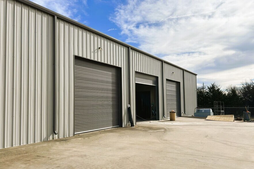 More Photos Of 1916 Gallagher Dr, Sherman Warehouse For Sale