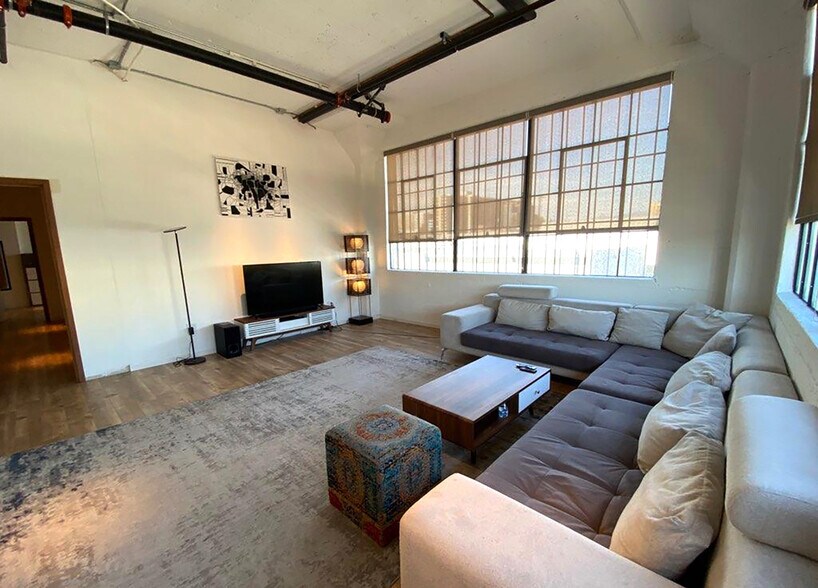 Primary Photo Of 405 Towne Ave, Los Angeles Showroom For Lease