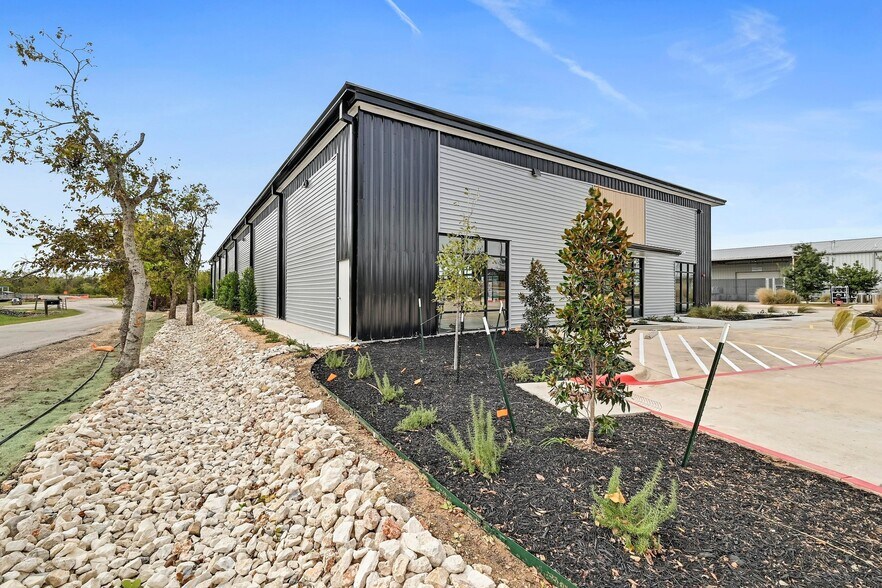 More Photos Of 300 Co Rd 199, Hutto Flex For Lease