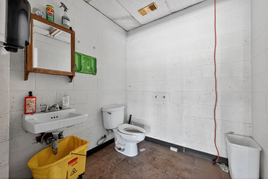 More Photos Of 514 E King Rd, Malvern Storefront Retail Office For Sale