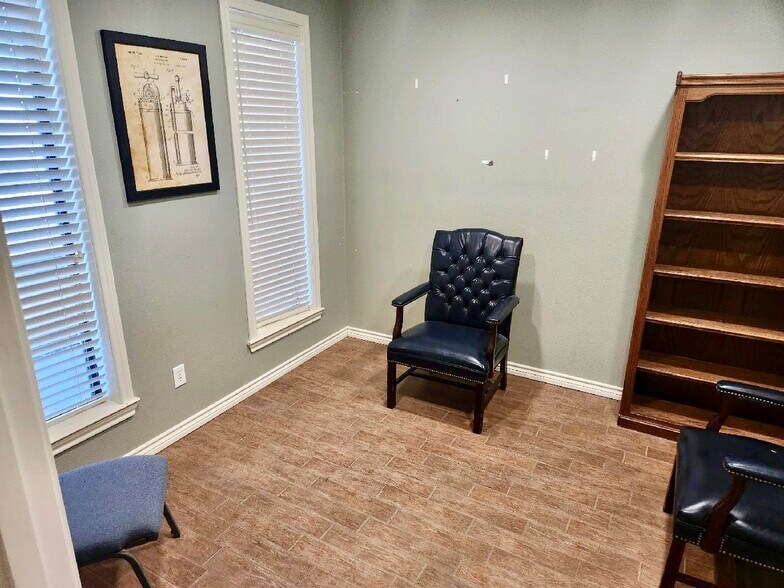 More Photos Of 5424 W Oak St, Palestine Showroom For Lease