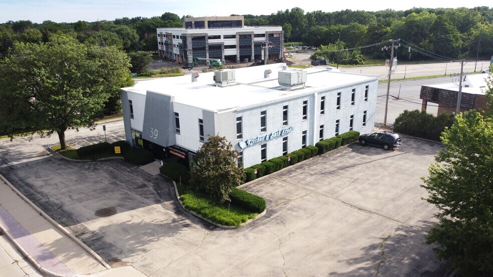 More Photos Of 39 S Milwaukee Ave, Wheeling Medical For Sale