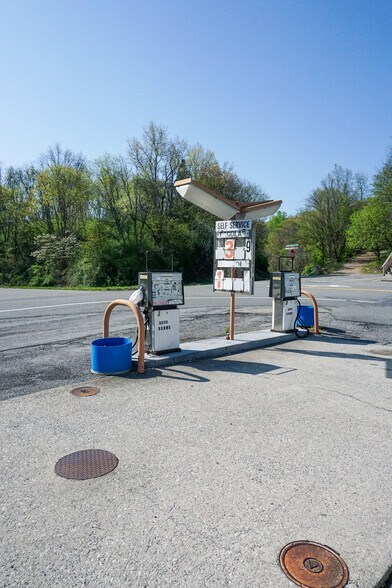 More Photos Of 109 Wilburn Valley Rd, Pearisburg General Retail For Sale