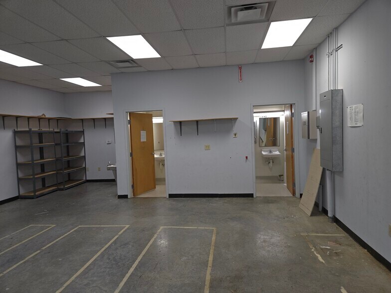 More Photos Of 3002 Lee Hwy, Bristol Freestanding For Lease