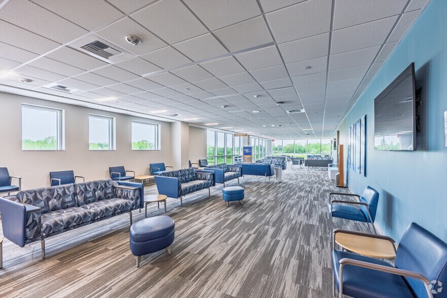 More Photos Of 39000 W Seven Mile Rd, Livonia Medical For Lease