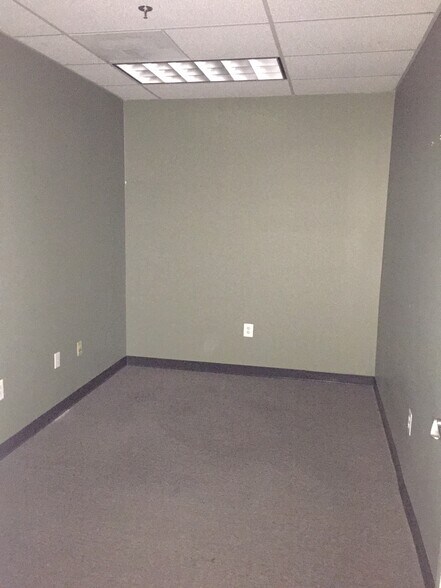 More Photos Of 9042 Hornbaker Rd, Manassas Industrial For Lease