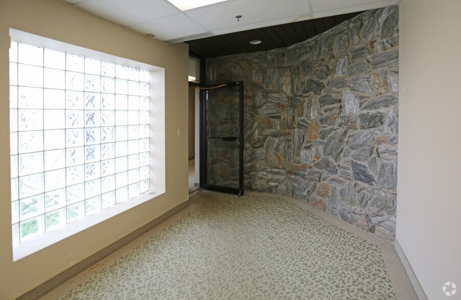 More Photos Of 60 E Jefryn Blvd, Deer Park Warehouse For Lease