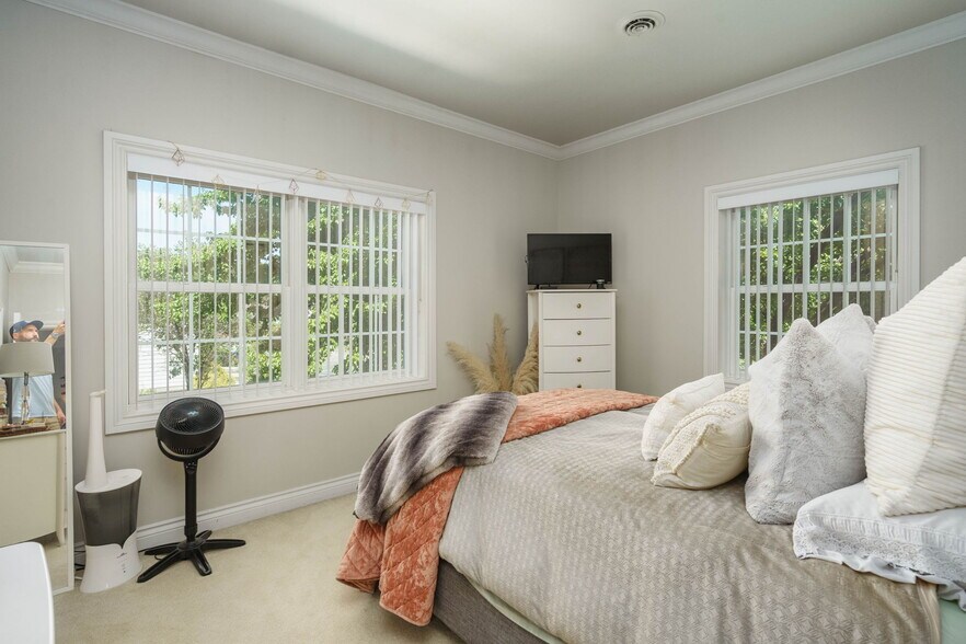 More Photos Of 206 E Liberty St, Milford Office For Sale