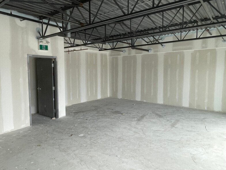 More Photos Of 585 Hanlon Creek Blvd, Guelph Showroom For Lease