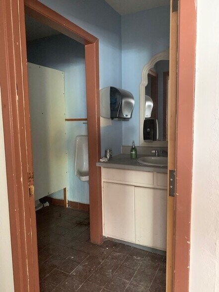 More Photos Of 2706 Samuell Blvd, Dallas Storefront For Lease