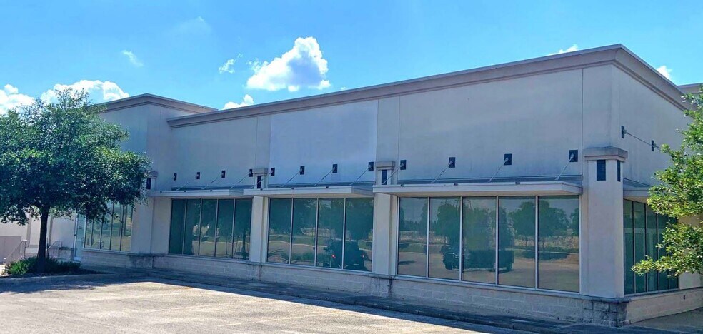 Primary Photo Of 14775 IH-35 N, Selma Bank For Lease