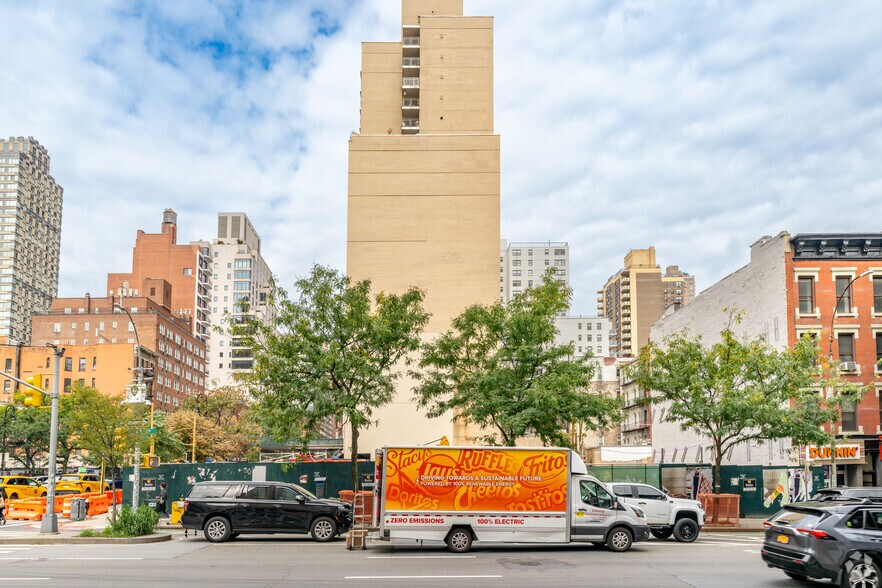 More Photos Of 1655 1st Ave, New York Apartments For Lease
