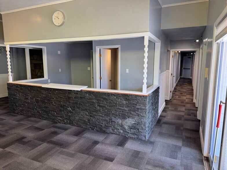 More Photos Of 990 S Front St, Central Point Medical For Sale