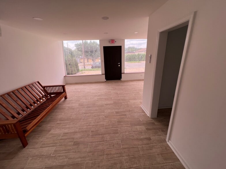More Photos Of 833 Oliver Ave, Aurora Warehouse For Sale