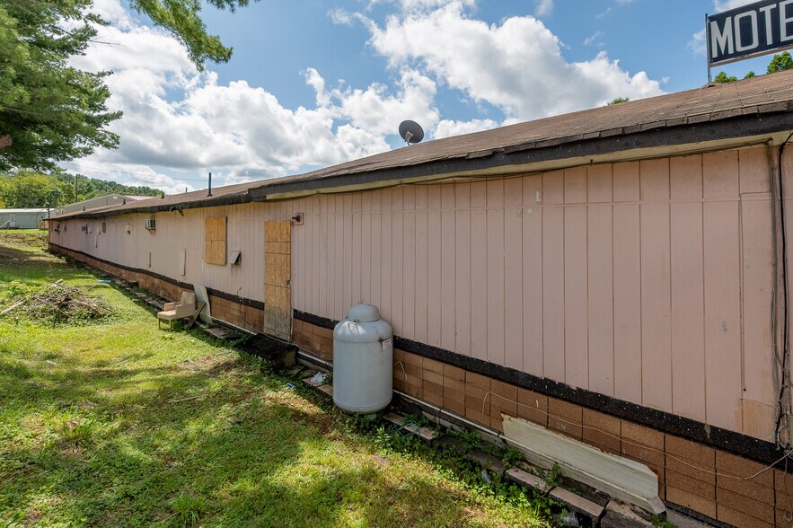 More Photos Of 549 E Stuart Dr, Galax Hotel For Sale