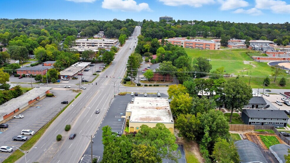 More Photos Of 825 North University Avenue, Little Rock Freestanding For Sale