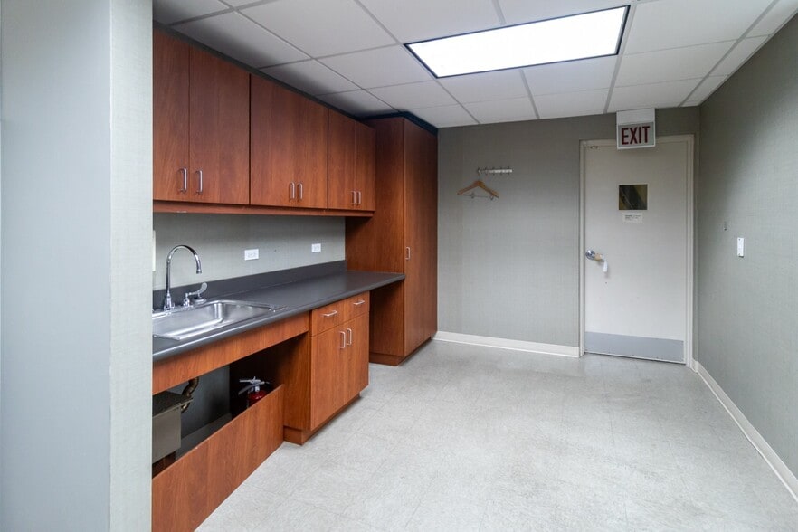 More Photos Of 2400 N Ashland Ave, Chicago Medical For Lease