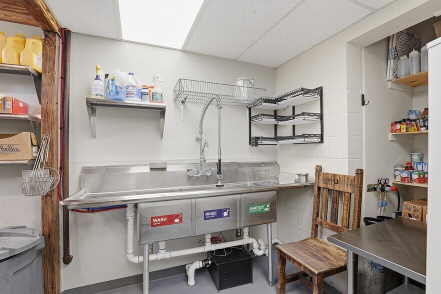 More Photos Of 112 N Chisholm Trl, Dover Restaurant For Sale