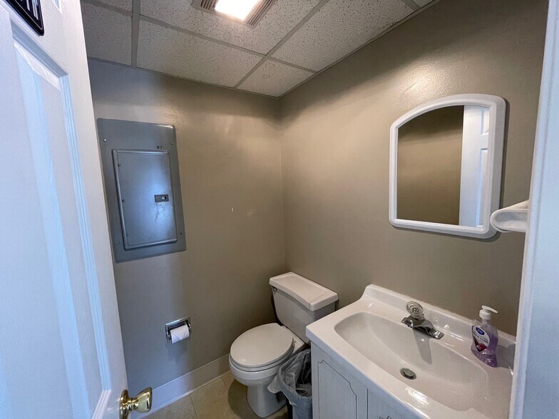 More Photos Of 404-406 W Ridge Pike, Conshohocken Storefront Retail Office For Lease