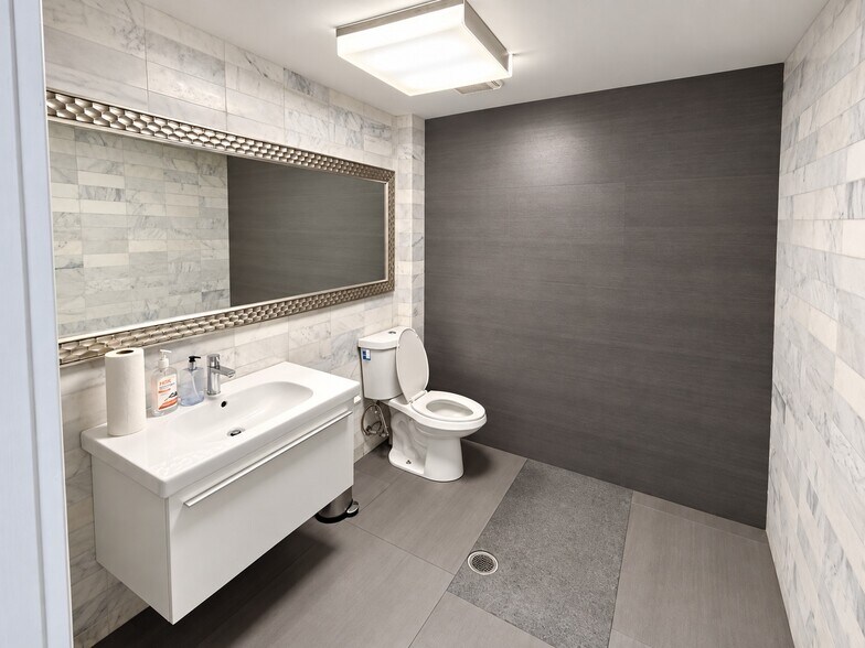 More Photos Of 261 NW 71st St, Miami Showroom For Sale