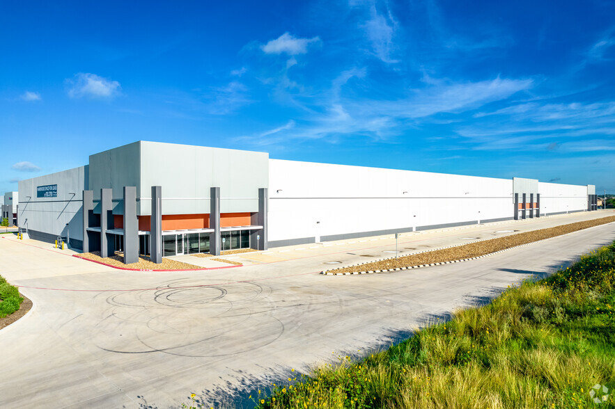 Primary Photo Of 6719 IH-10 E, San Antonio Warehouse For Lease