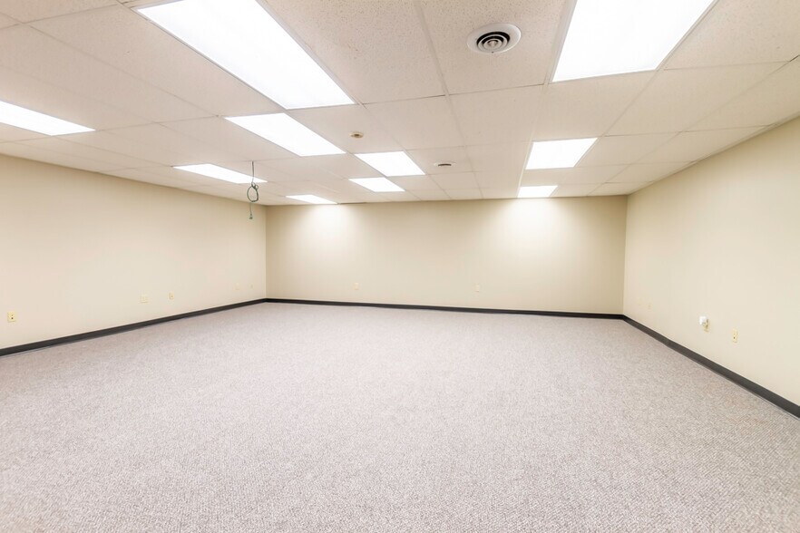 More Photos Of 2840 Mitthoeffer Pl, Indianapolis Warehouse For Sale