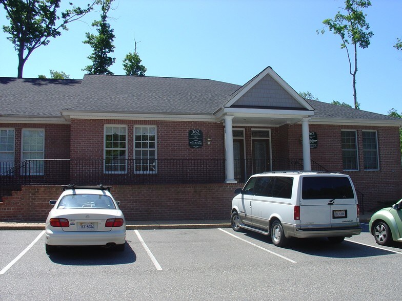 More Photos Of 360-362 McLaws Cir, Williamsburg Office For Sale