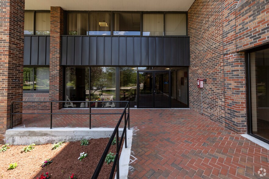 More Photos Of 98 Spit Brook Rd, Nashua Office For Lease