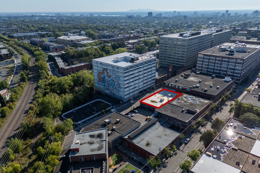 More Photos Of 5600 Av De Gaspé, Montréal Manufacturing For Sale