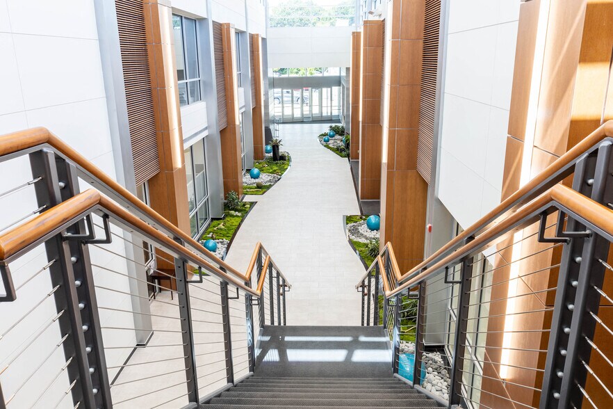 More Photos Of 1750 Forest Dr, Annapolis Medical For Lease