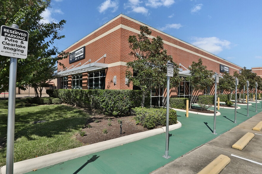 More Photos Of 202 N Texas Ave, Webster Medical For Lease