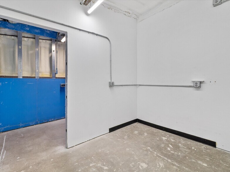 More Photos Of 700 N Main St, Lexington Warehouse For Lease